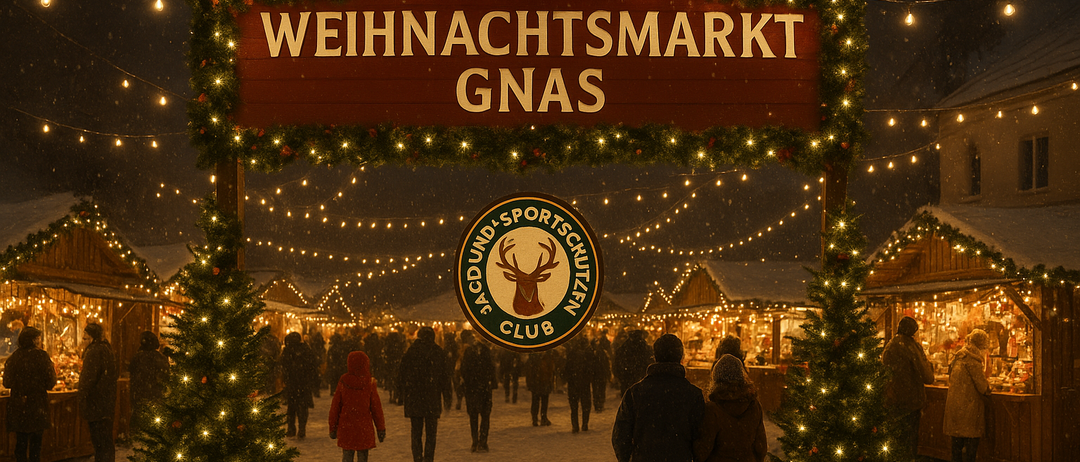 Eine Gruppe von Menschen durchquert einen festlichen Weihnachtsmarkt, wo ein Schild Weihnachtsmarkt Gnas steht. Der Markt ist mit Lichtern geschmückt und hat ein Rehkitzlogo.