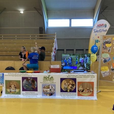 Bild enthält, Person, Indoors, Sport, Volleyball, Volleyball Game, Architecture, Building, Monitor, Screen, Face