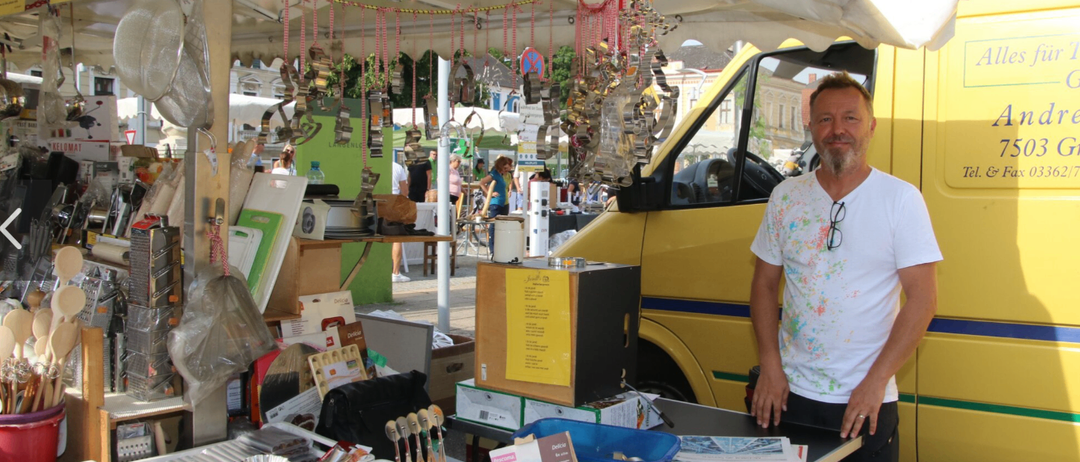 Bild enthält, Adult, Male, Man, Person, Market, Machine, Wheel, Face, Handbag, Manufacturing
