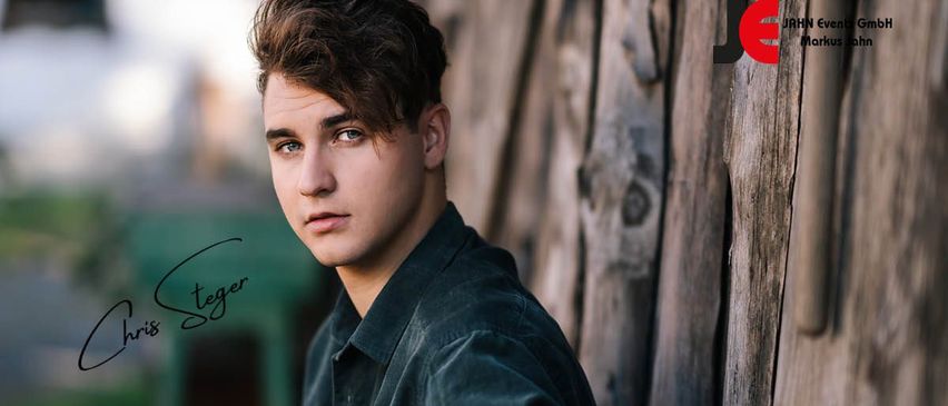 Bild enthält, Photography, Face, Head, Person, Portrait, Boy, Male, Teen, Handwriting, Text