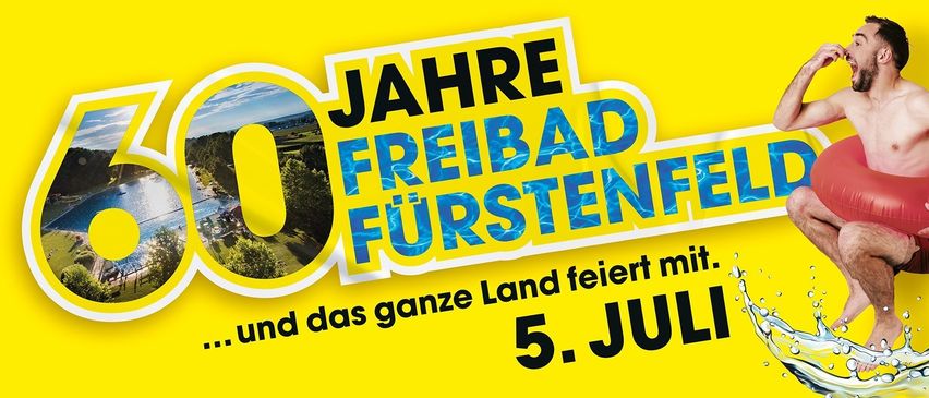 Gelbes Poster mit einem 0-Symbol und 'Jahre Freibad Fursten' in blauem und schwarzem Text. Landschaftsbild im Hintergrund. 'Und das ganze Land feiert' steht unten, mit dem Datum 5.JU darunter.