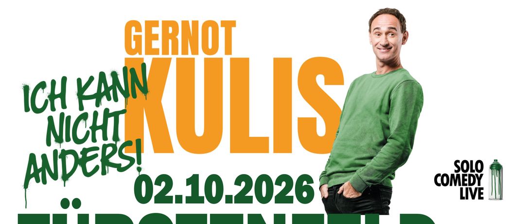 Plakat für eine Comedy-Show von Gernot Kulis am 2. Oktober 2026 in Arstenfeld. Das Plakat zeigt einen lächelnden Mann in einem grünen Shirt mit den Händen in den Taschen.