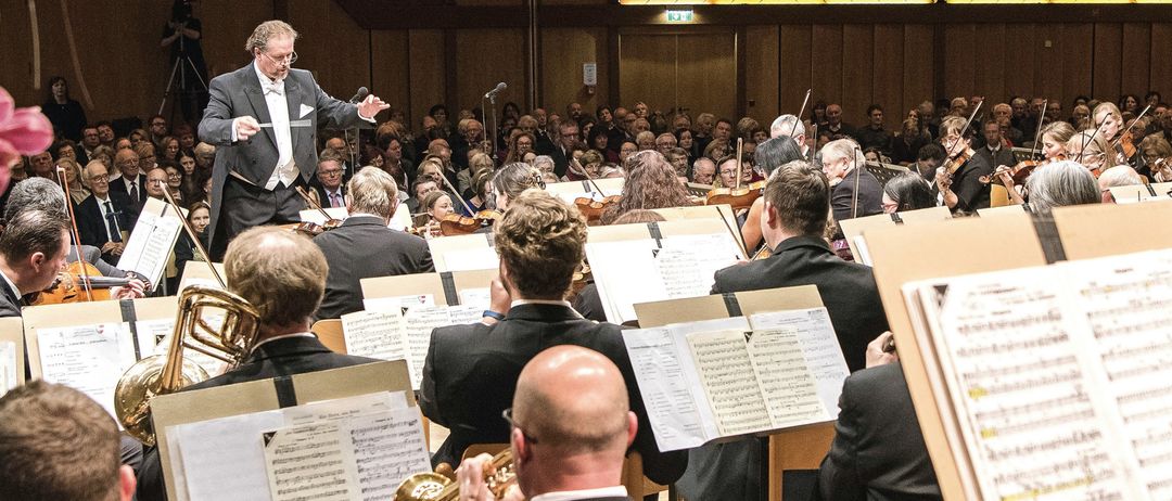 Plakat für das Neujahrskonzert am 1. Januar 2026 in der Stadthalle Furstenfeld. Beginn um 19:30 Uhr. Solistin ist Stephanie Müller-Lorenz, Sopran. Dirigent ist Alfred Reiter. Werke von Frederic Chopin, Johann, Josef und Eduard Strauss, Emmerich Kalman u.a. Kartenverkauf an verschiedenen Orten.