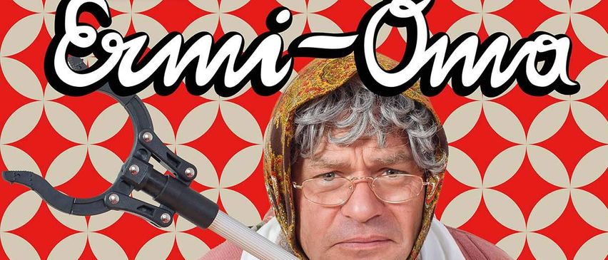 Ein Poster zeigt einen Mann in der Verkleidung einer älteren Frau, der einen Stock und eine Rechen hält. Ein roter Schild sagt 'Neues Programm'. Der Titel des Posters lautet 'Ermi-Oma' und 'Kabarett von Markus Hirtler'.