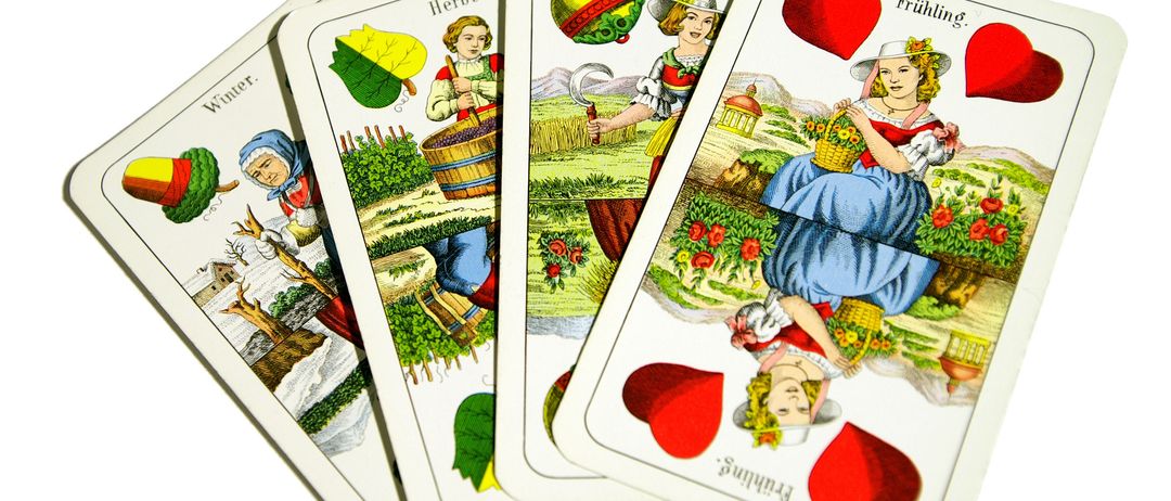 Fünf Spielkarten mit Illustrationen der Jahreszeiten. Frühling, Sommer, Herbst und Winterkarten. Jede Karte hat eine Frau in einer anderen Jahreszeit mit roten Herzen.