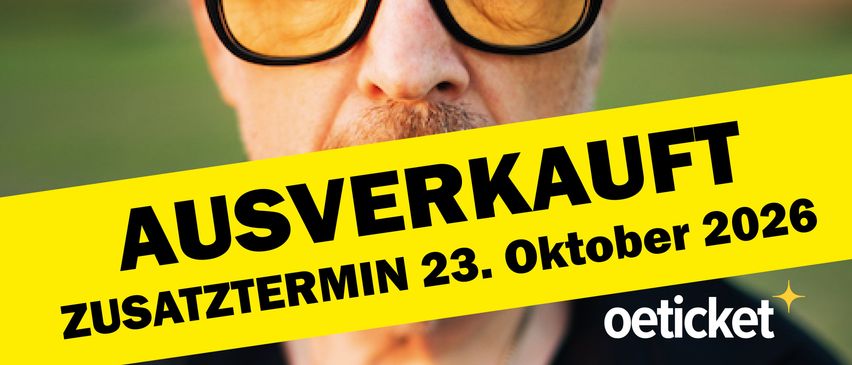 Ein Poster zeigt einen Mann mit Brille und ernstem Gesichtsausdruck, der eine Veranstaltung mit dem Titel 'AUSVERKAUF' bewirbt, mit dem Datum '23. Oktober 2026' und einem Logo für 'oeticket'. Der Hintergrund ist eine Mischung aus Grün und Blau.