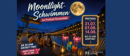 Mondlicht-Schwimmen im Freibad Furstenfeld. Rosa Flamingos schwimmen im Pool. Zwei Frauen in Badeanzügen sitzen am Rand des Pools und genießen Getränke. Der Pool ist von Lichterketten beleuchtet.