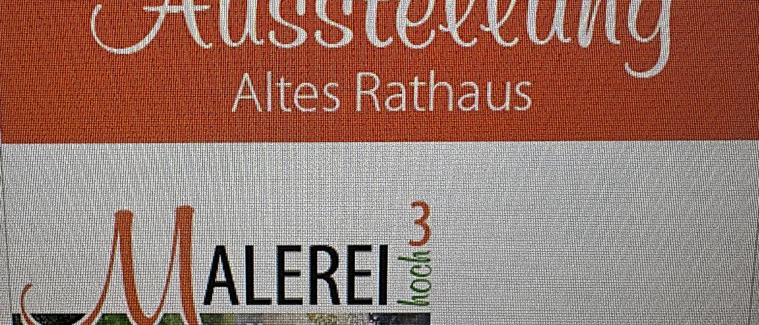 Ein Plakat für 'Ausstellung Altes Rathaus Maleri' in Weiß und Rot mit einem Landschaftsfoto unter dem Titel.