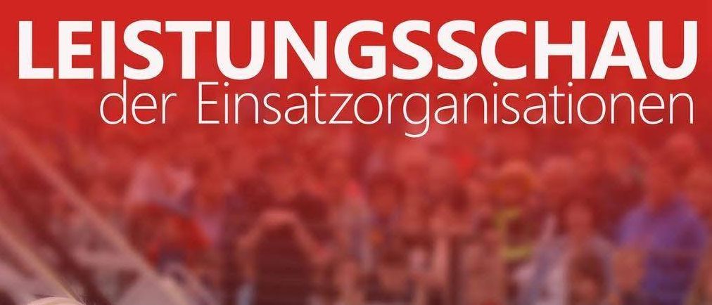 Ein Plakat mit Feuerwehrleuten, wahrscheinlich für eine Veranstaltung im Feuerwehrhaus. Das Ereignis ist am 9. Mai ab 14:00 Uhr. Der Text ist in Deutsch.