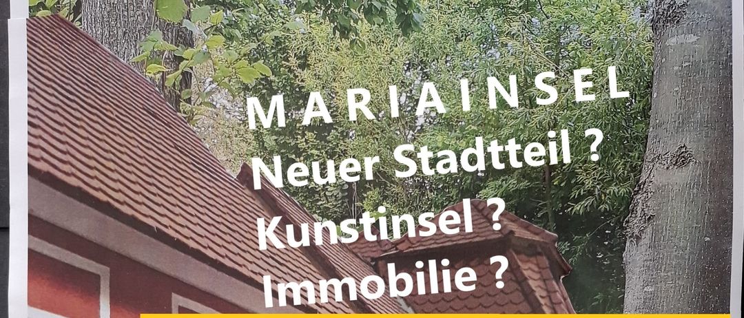 Plakat mit einer Reihe von Miniaturhäusern. Oben steht: Maria Neu, Neuer Stadtteil, Kunstinsel, Immobilie, mit Gast Karl B. Unten, Datum 13. Juni 2026, 14 Uhr, Mariainsel.