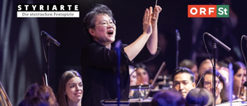 Plakat für ein Musikereignis mit Mahlers Zweiter Symphonie, aufgeführt vom Styriarte Jugendorchester. Die Dirigentin ist Mei-Ann Chen. Das Ereignis ist für den 17. Juli 2026 in Graz geplant. Die Sängerinnen Miriam Kutrowatz und Maria Hegele sind zu sehen.