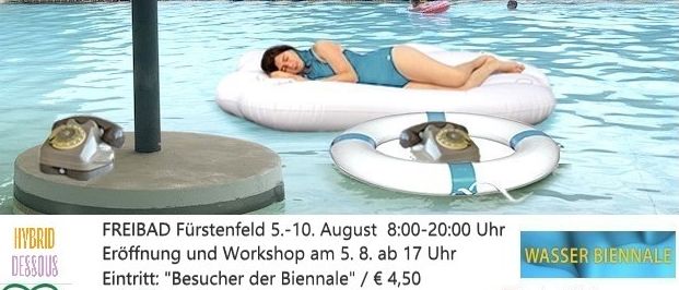 Ein Plakat für die Floating Dreams Veranstaltung im Freibad Furstenfeld, das eine Frau auf einer Schwimminsel im Pool zeigt. Es gibt einen großen Schirm und einen Telefonständer. Die Veranstaltung ist von Anne Glassner und Luca Serasini.