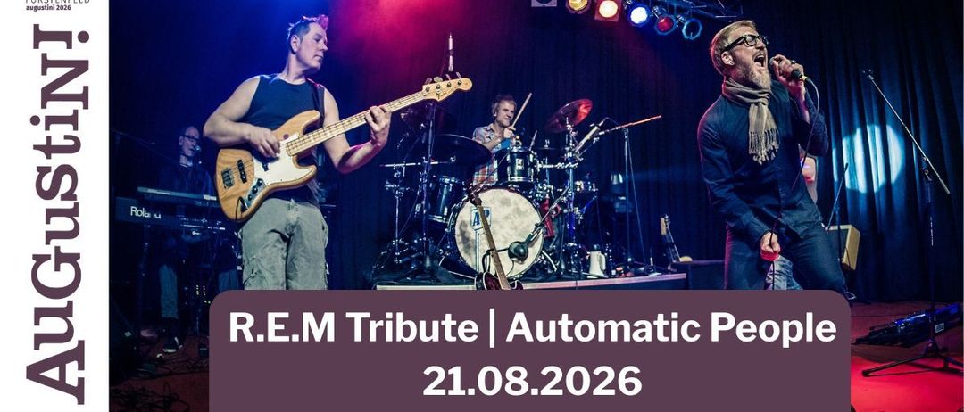 Eine Band tritt auf der Bühne auf mit einem Gitarristen, Schlagzeuger und Sänger unter bunten Bühnenlichtern. Der Textüberlagerung lautet 'R.E.M Tribute | Automatic People 21.08.2026'.