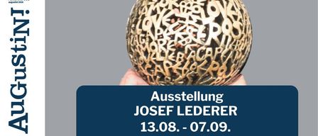 Ein kugelförmiges Objekt mit komplizierten Gravuren von Buchstaben und Wörtern, in einer Hand vor grauem Hintergrund gehalten. Unten steht in Weiß 'Ausstellung JOSEF LEDERER 13.08. - 07.09.'.