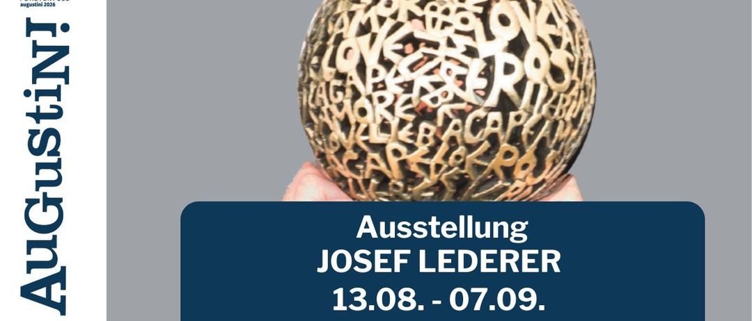 Ein kugelförmiges Objekt mit komplizierten Gravuren von Buchstaben und Wörtern, in einer Hand vor grauem Hintergrund gehalten. Unten steht in Weiß 'Ausstellung JOSEF LEDERER 13.08. - 07.09.'.