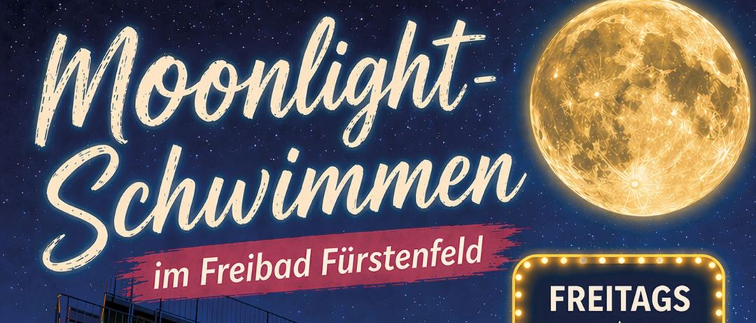 Plakat für eine Mondschein-Schwimmveranstaltung im Freibad Furstenfeld, mit einem Pool, Flamingos, Leuten am Pool und einer Sprungturm unter dem Vollmond. Termine sind 31.07, 07.08 und 14.08, geöffnet bis 23 Uhr.