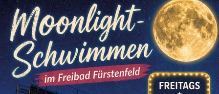 Eine Werbung für Schwimmveranstaltungen im Freibad Fürstenfeld an Freitagen, 31.07., 07.08. und 14.08., geöffnet bis 23 Uhr, mit einem Pool, Flamingos, einer Sprungturm und einem Vollmond im Hintergrund.