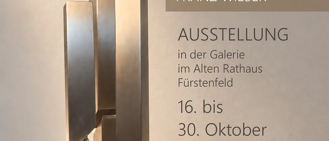 Ein Plakat, das eine Kunstausstellung mit Skulpturen und Wandobjekten von Franz Wiesner ankündigt. Die Ausstellung findet vom 16. bis 30. Oktober 2026 in der Galerie des Alten Rathauses in Fürstenfeld statt.