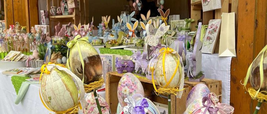 Bild enthält, People, Fun, Art, Handicraft, Christmas, Christmas Decorations, Festival, Hall, Indoors