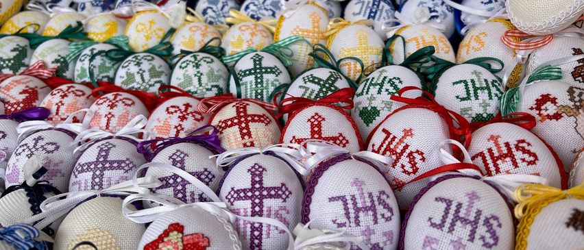 Bild enthält, Art, Rugby Ball, Handicraft, Christmas Decorations, Festival