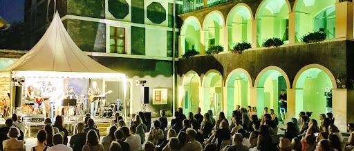 Bild enthält, Urban, Restaurant, City, People, Person, Adult, Male, Man, Cafeteria, Lighting