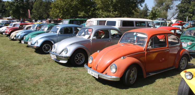 Bild enthält, Car, Car Show, Transportation, Vehicle, Machine, Spoke, Coupe, Alloy Wheel, Wheel, Person
