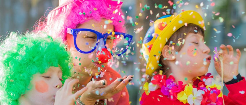 Bild enthält, Person, Baby, Adult, Female, Woman, Face, Head, Celebrating, Accessories, Glasses