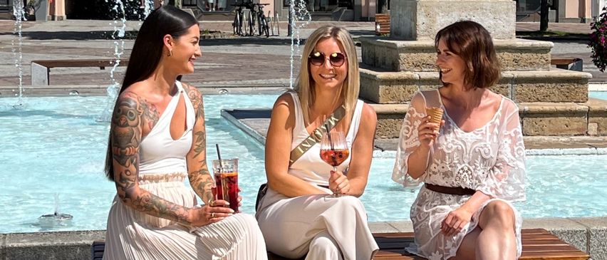 Bild enthält, Adult, Female, Person, Woman, Sunglasses, Fountain, Water, Building, Shoe, Shorts