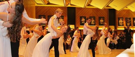 Bild enthält, Dancing, Person, Adult, Bride, Female, Woman, Dress, Face, Formal Wear, Wedding Gown