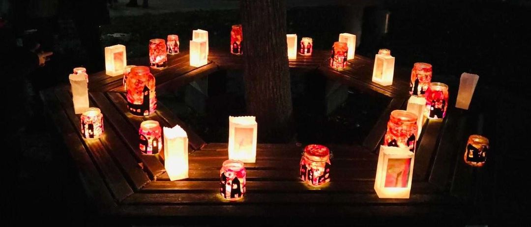 Bild enthält, Person, Bottle, Cosmetics, Perfume, Accessories, Bag, Handbag, Candle