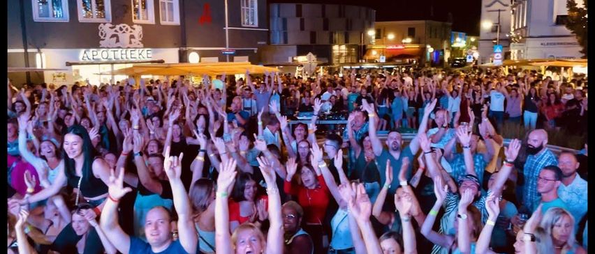 Bild enthält, Urban, People, Person, Night Life, Face, City, Adult, Male, Man, Celebrating