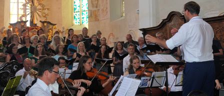 Bild enthält, Adult, Male, Man, Person, Indoors, Female, Woman, Group Performance, Musical Instrument, Musician