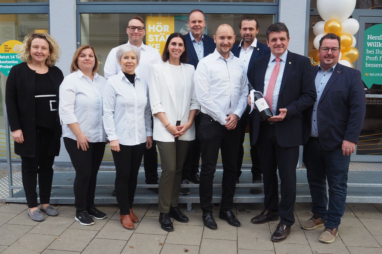 Bild enthält, Groupshot, Person, People, Shoe, Adult, Female, Woman, Male, Man, Coat