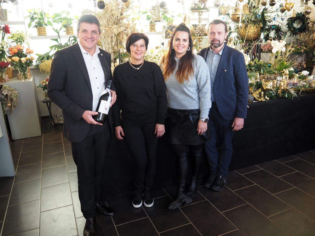 Bild enthält, Blazer, Coat, Jacket, Groupshot, Person, Flower Arrangement, Flower Bouquet, People, Pants, Suit