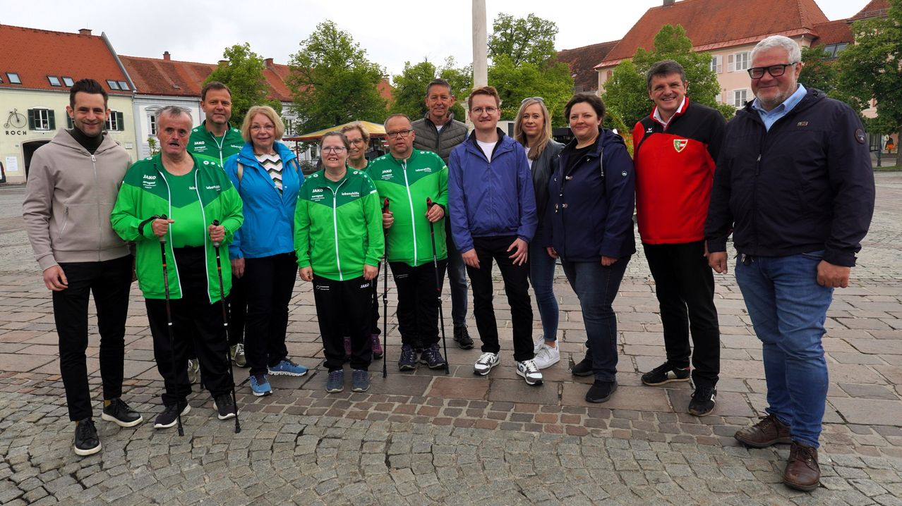 Bild enthält, People, Person, Groupshot, Coat, Shoe, Boy, Male, Teen, Adult, Man