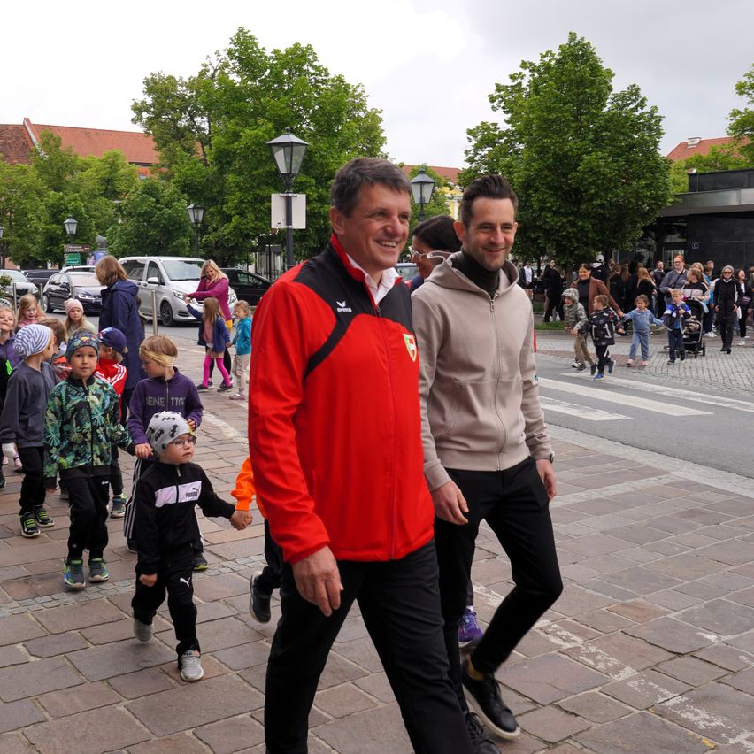 Bild enthält, People, Person, Path, Walkway, Walking, Shoe, Adult, Male, Man, Helmet