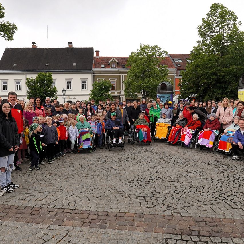 Bild enthält, People, Person, Jeans, College, Shoe, Car, Hat, Path, Jacket, Crowd