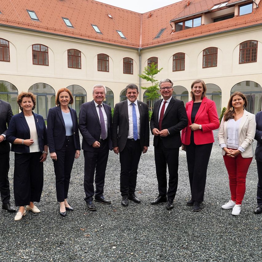 Bild enthält, Groupshot, Person, Adult, Male, Man, Female, Woman, Suit, Coat, Pants