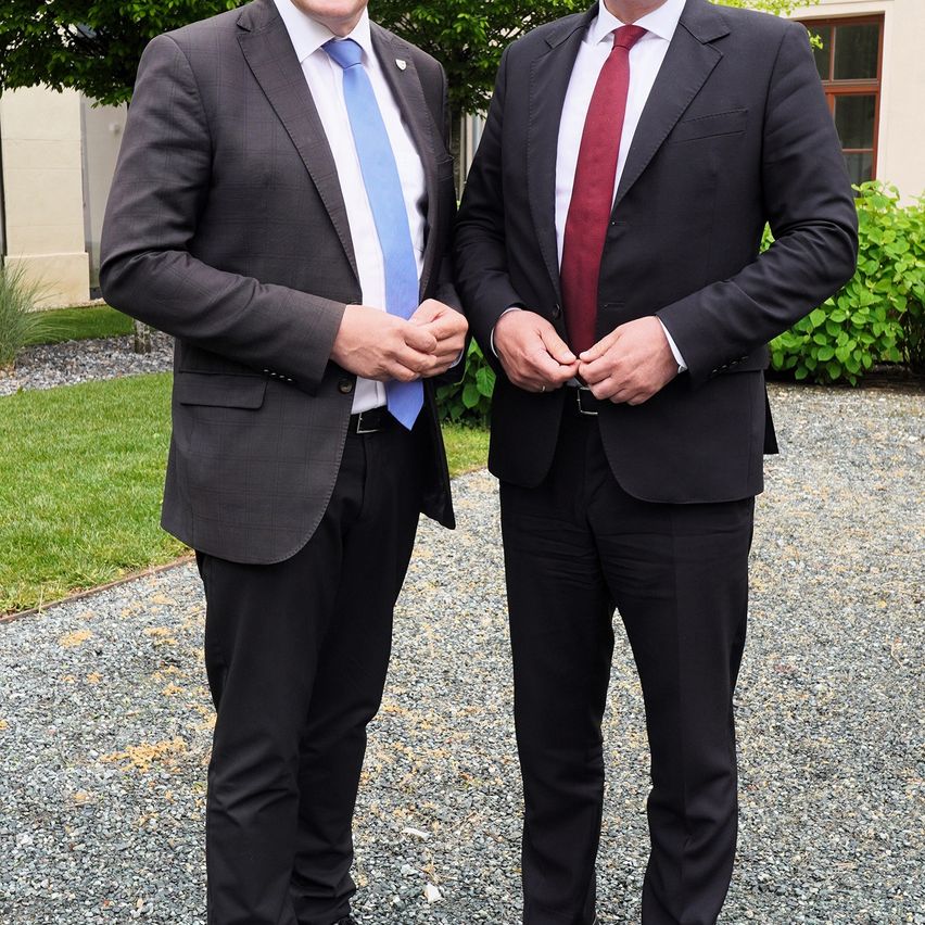 Bild enthält, Blazer, Coat, Jacket, Formal Wear, Suit, Adult, Male, Man, Person, Tie