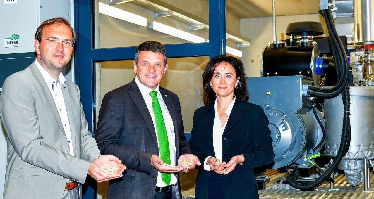 Bild enthält, Tie, Adult, Male, Man, Person, Female, Woman, Blazer, Glasses, People