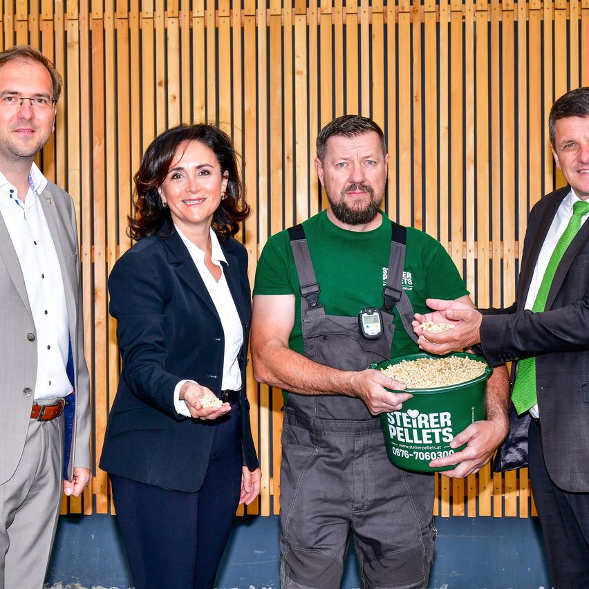 Bild enthält, Tie, Adult, Female, Person, Woman, Male, Man, Groupshot, Glasses, Blazer