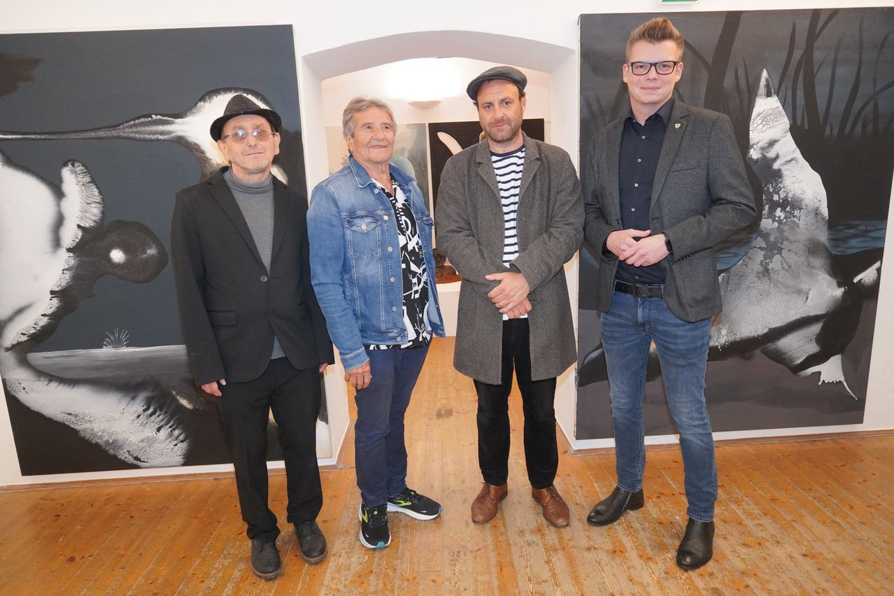 Bild enthält, Pants, Coat, Jacket, Shoe, Glasses, Belt, Groupshot, Person, Adult, Man