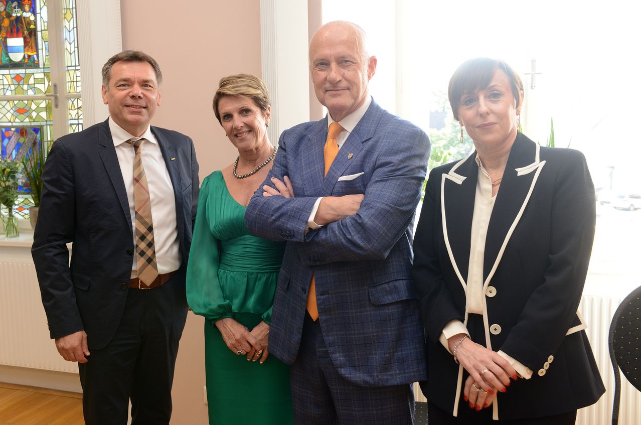 Bild enthält, Blazer, Coat, Jacket, Adult, Female, Person, Woman, Suit, Male, Man