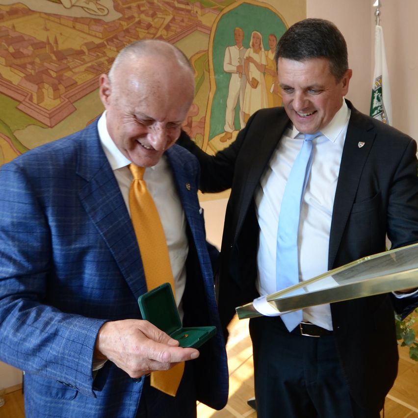 Bild enthält, Blazer, Coat, Jacket, Formal Wear, Tie, Plywood, Adult, Male, Man, Person