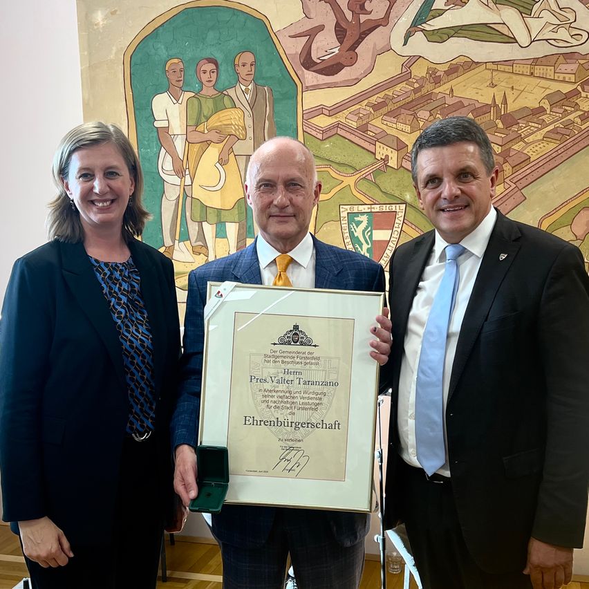 Bild enthält, Adult, Female, Person, Woman, Coat, Blazer, Jacket, Male, Man, Tie