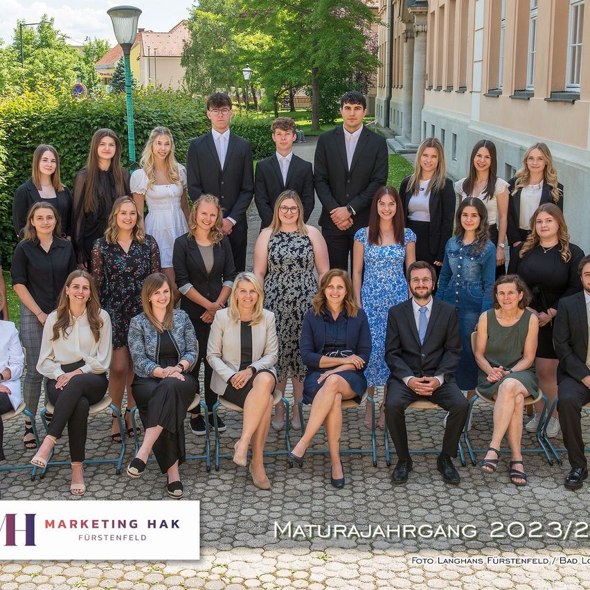 Bild enthält, Groupshot, Person, People, Formal Wear, Suit, Adult, Male, Man, Girl, Teen