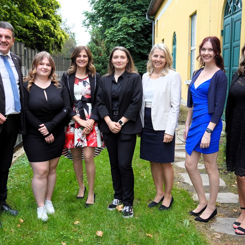 Bild enthält, Groupshot, Person, Formal Wear, Dress, Skirt, Suit, Female, Girl, Teen, Woman