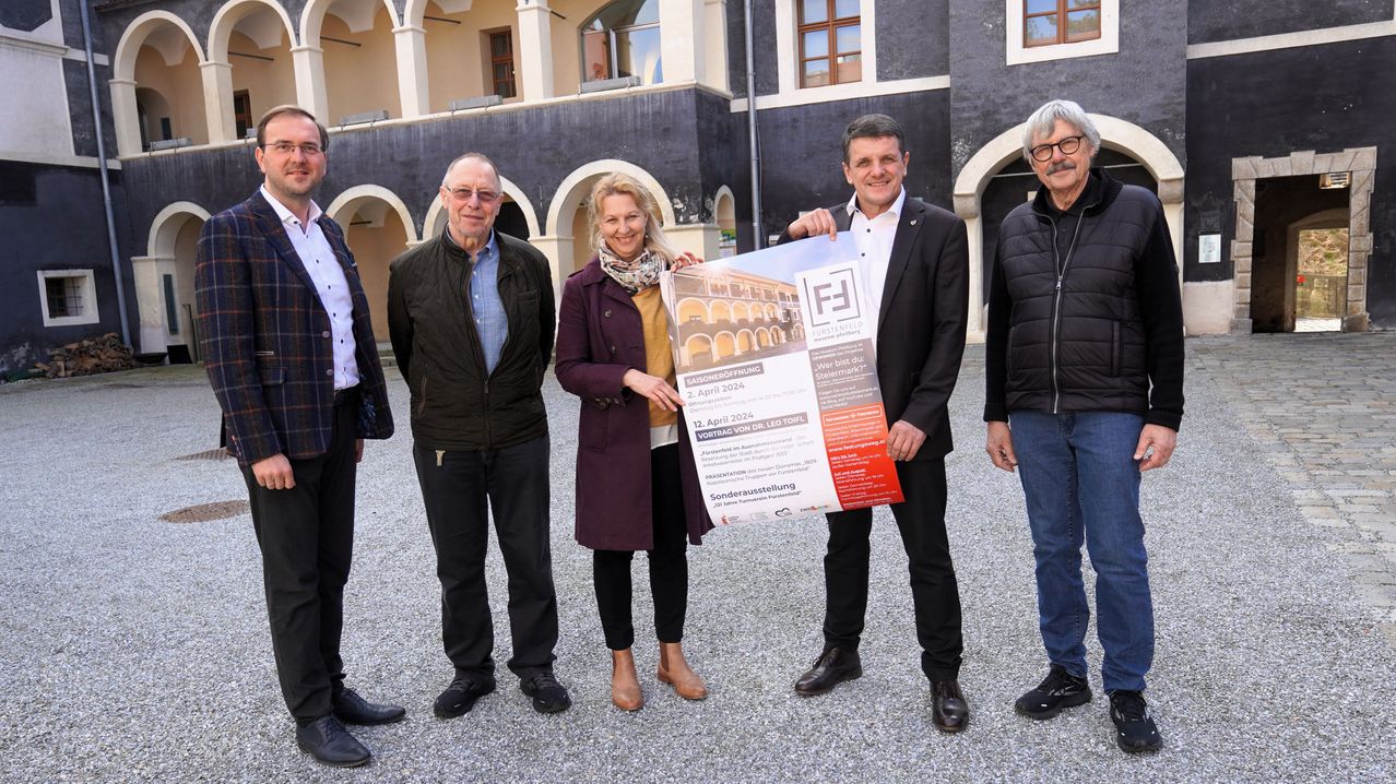 Bild enthält, Pants, Coat, Adult, Male, Man, Person, Glasses, Poster, Shoe, Jacket