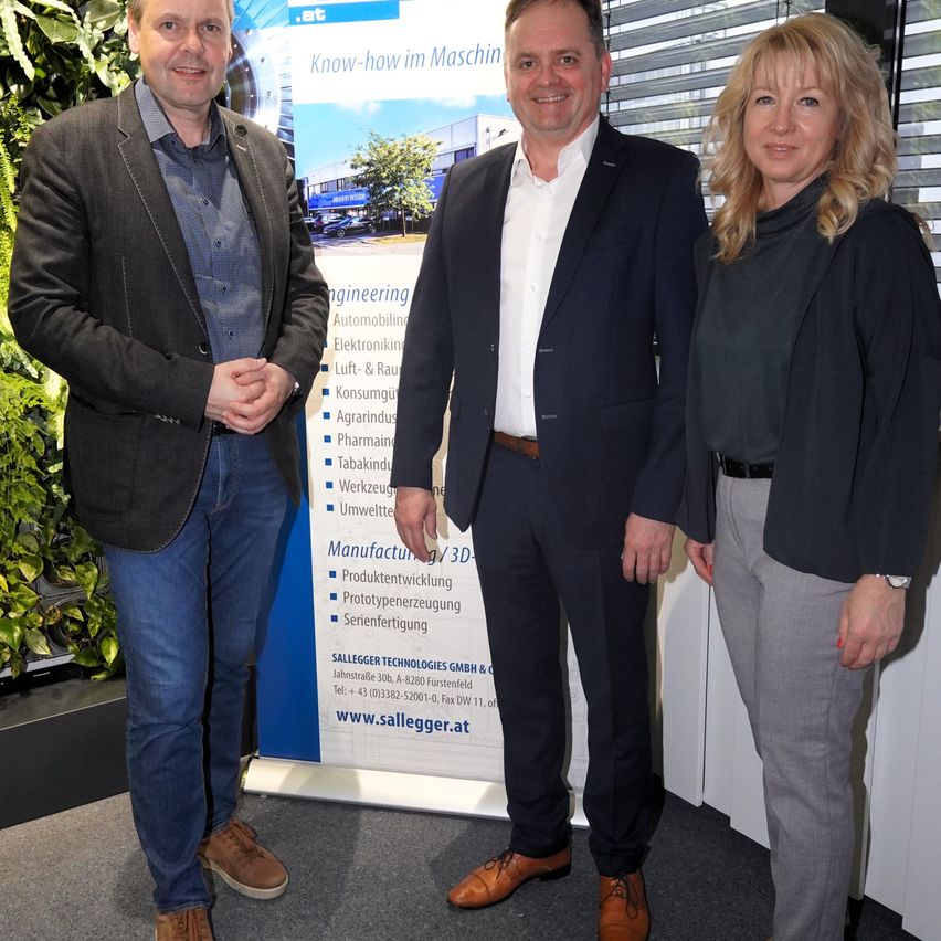 Bild enthält, Jacket, Adult, Male, Man, Person, High Heel, Shoe, Wristwatch, Female, Woman