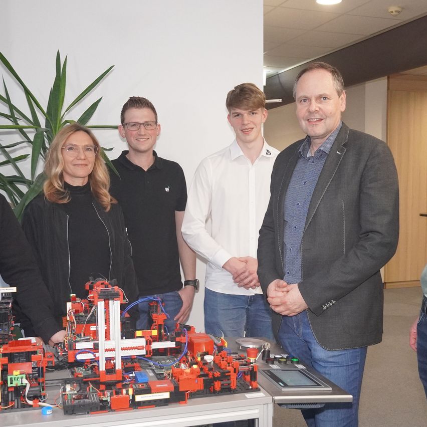 Bild enthält, People, Person, Adult, Female, Woman, Belt, Wristwatch, Male, Man, Glasses